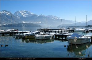 port de sevrier en hiver au bord du lac d'annecy